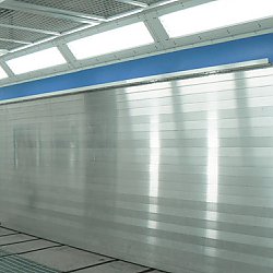 Das alte Falttor zwischen Kombibox und Trockner wurde gegen ein modernes Aluminiumrolltor mit Mineralfüllung ausgetauscht.